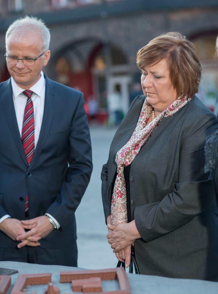 Anna Komorowska i Piotr Litwa przy makiecie Nikiszowca.