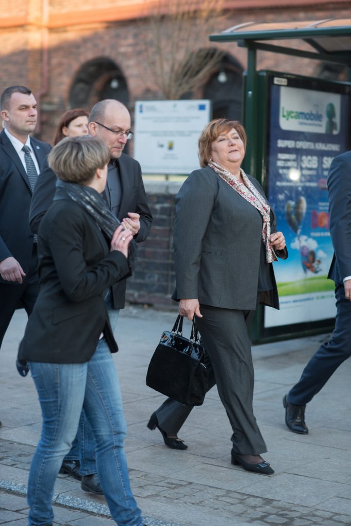 Anna Komorowska podczas spaceru ulicami Nikiszowca w towarzystwie innych os&oacute;b.