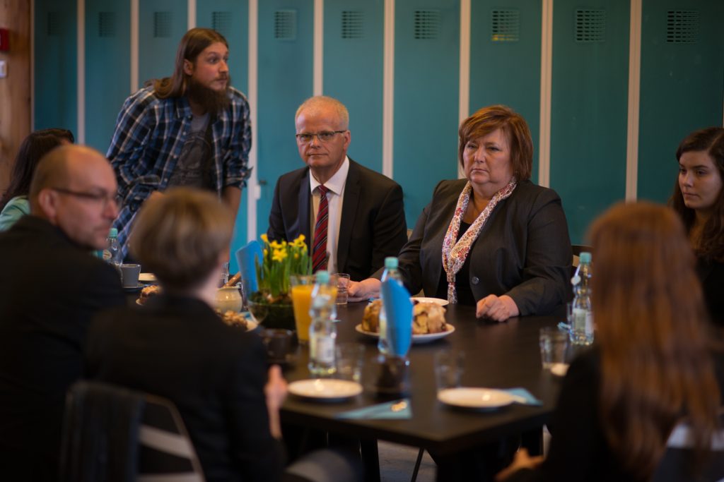 Anna Komorowska i Piotr Litwa z przedstawicielami Centrum Zimbardo. Kolejne ujęcie.