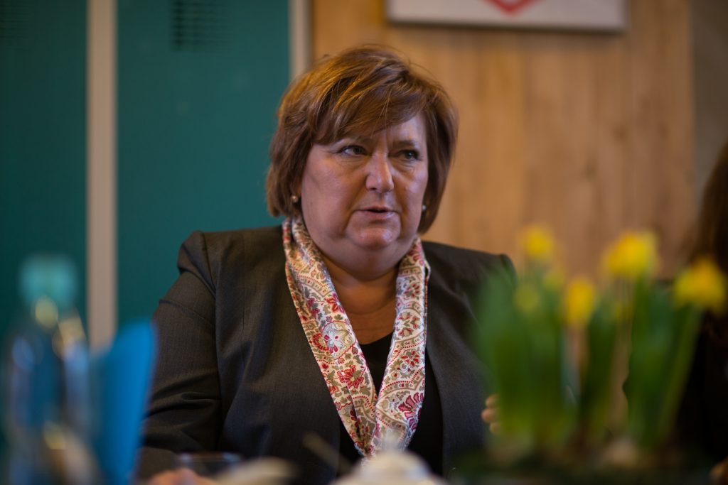 Portret Anny Komorowskiej w ciemnym żakiecie i jasnej, wzorzystej apaszce.