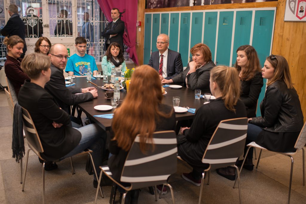 Anna Komorowska i Piotr Litwa z przedstawicielami Centrum Zimbardo. Osoby siedzą przy stole, kolejne ujęcie.