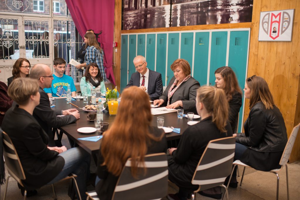 Anna Komorowska i Piotr Litwa z przedstawicielami Centrum Zimbardo. Osoby siedzą przy stole.