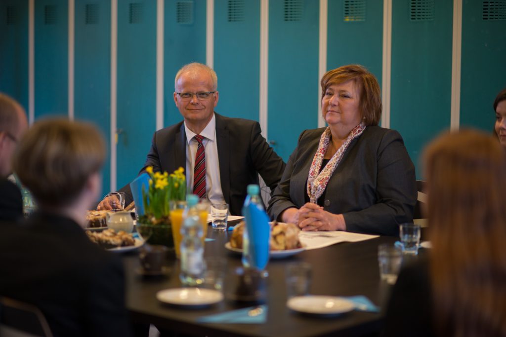 Anna Komorowska i Piotr Litwa siedzą przy stole.