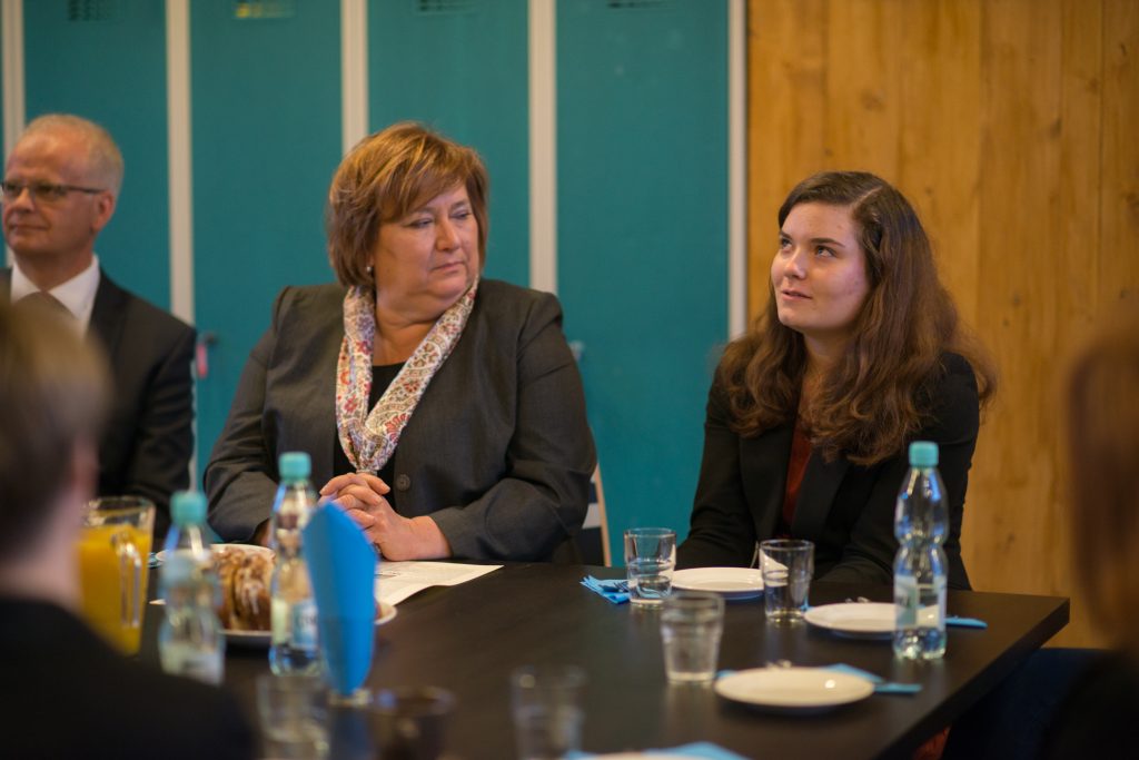 Anna Komorowska z jedną z przedstawicielek. Kobiety siedzą przy stole.