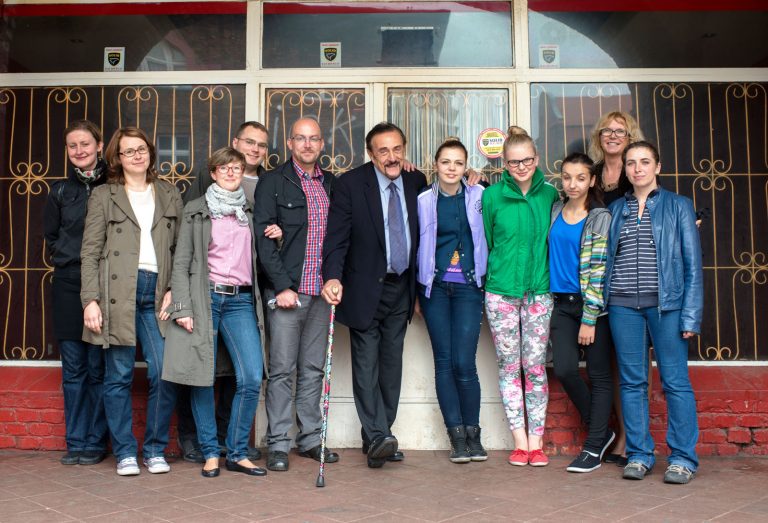 Profesor Zimbardo z grupą os&oacute;b przed wejściem do Cenntrum Zimbardo.