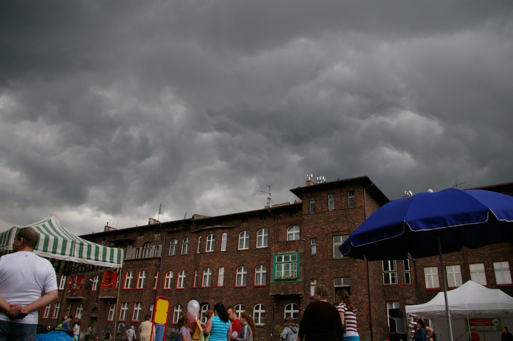 Szare chmury nad kamienicą Nikiszowca.