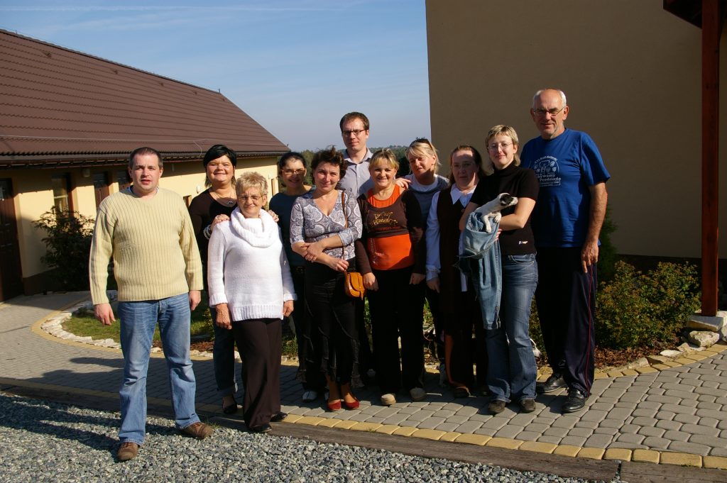 Zdjęcie grupowe przed ż&oacute;łtym budynkiem.